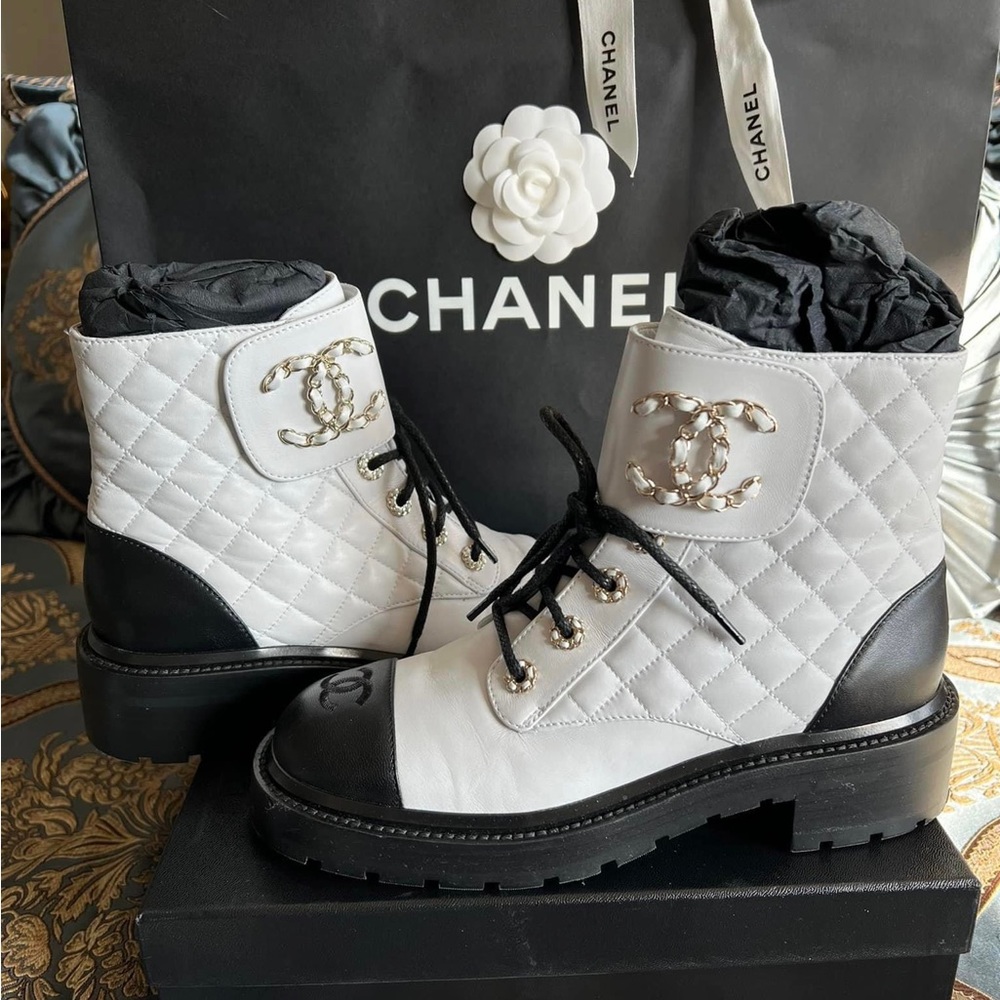 Auth 2022 Chanel Combat Boots Black 39 Shiny Patent Calfskin Quilted Lace Up